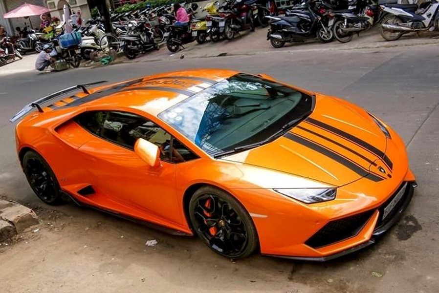 Từng về Việt Nam vào tháng 8/2015, siêu xe thể thao  Lamborghini Huracan LP610-4 màu cam độc nhất Việt Nam là tác phẩm của hãng độ Capristo Design, công ty nổi tiếng với những hệ thống xả hiệu suất cao dành cho siêu xe thể thao.